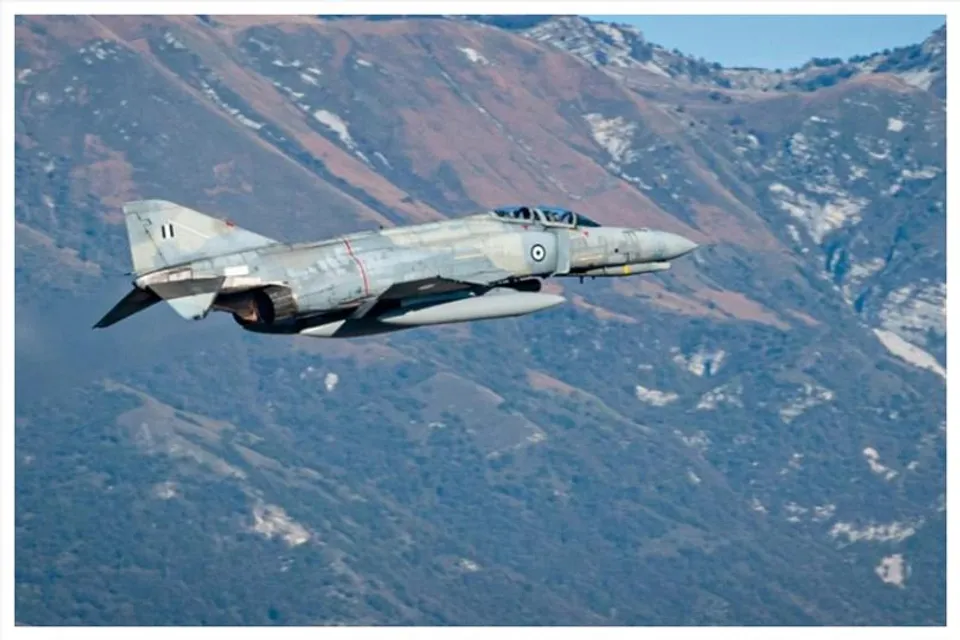 বিধ্বস্ত গ্রিক এফ-৪ বিমানের পাইলটদের খুঁজছে উদ্ধারকারীরা