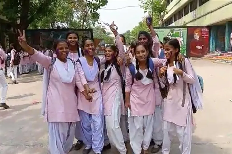 উচ্চামাধ্যমিক শেষে উচ্ছ্বাসে মেতে উঠল পরীক্ষার্থীর দল, দেখুন ভিডিও