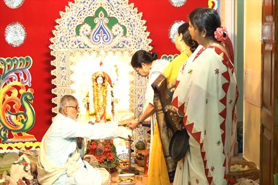 মুখ্যমন্ত্রীর বাড়িতে কালীপুজোর তোরজোর, রইলো ভিডিও