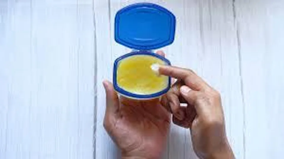 পেট্রোলিয়াম জেলি আপনার এত কাজে লাগে জানতেন?