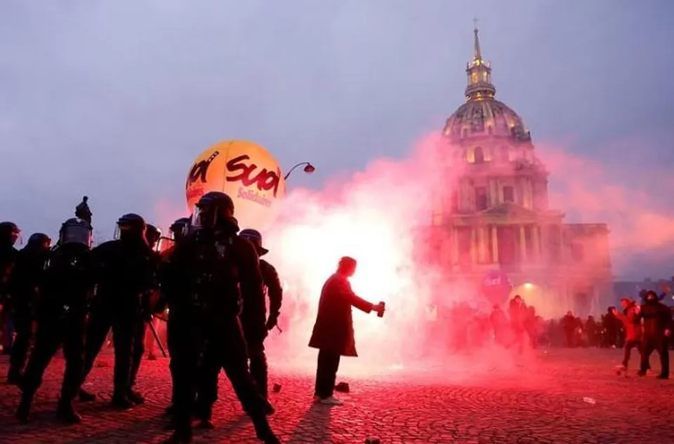 পেনশন সংস্কারের বিরুদ্ধে ধর্মঘট, মঙ্গলবার ফরাসি রেল ও বিমান চলাচল ব্যাহত