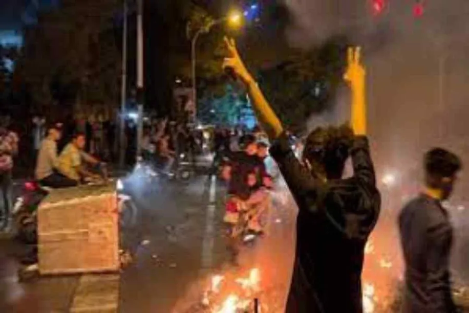 ইরানের রাজধানীতে বিক্ষোভ- দেখুন ভিডিও