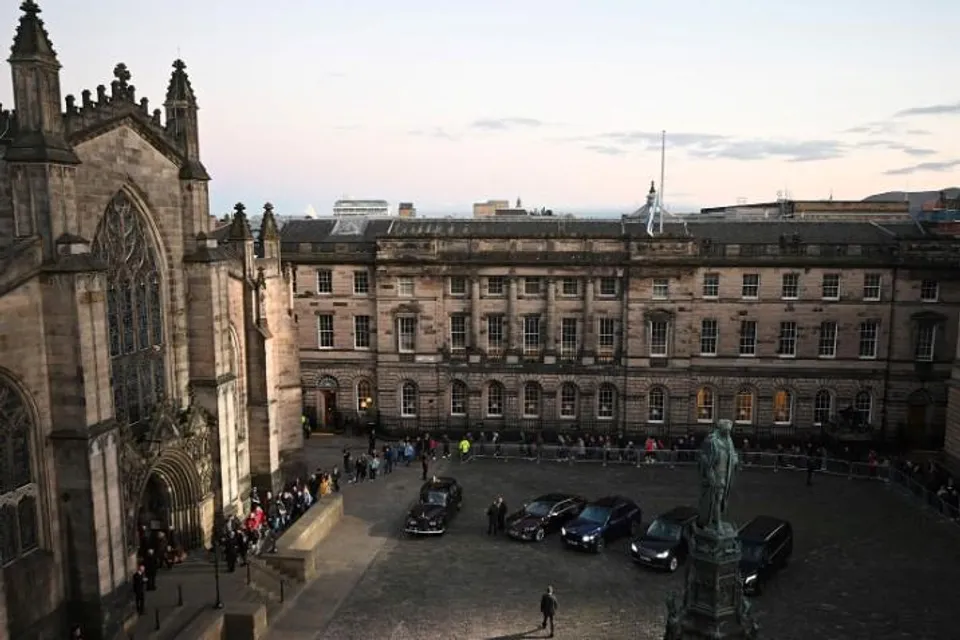 জনসাধারণ সারা রাত ধরে এডিনবার্গে রানীর কফিনের প্রতি শ্রদ্ধা জানাতে পারেঃ স্কটিশ সরকার