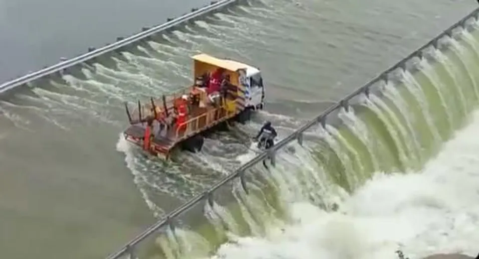 তেলেঙ্গানায় প্লাবিত সেতুর উপরে বাইক সমেত চালককে ভাসিয়ে নিয়ে যাচ্ছে বন্যার জল, ভাইরাল ভিডিও