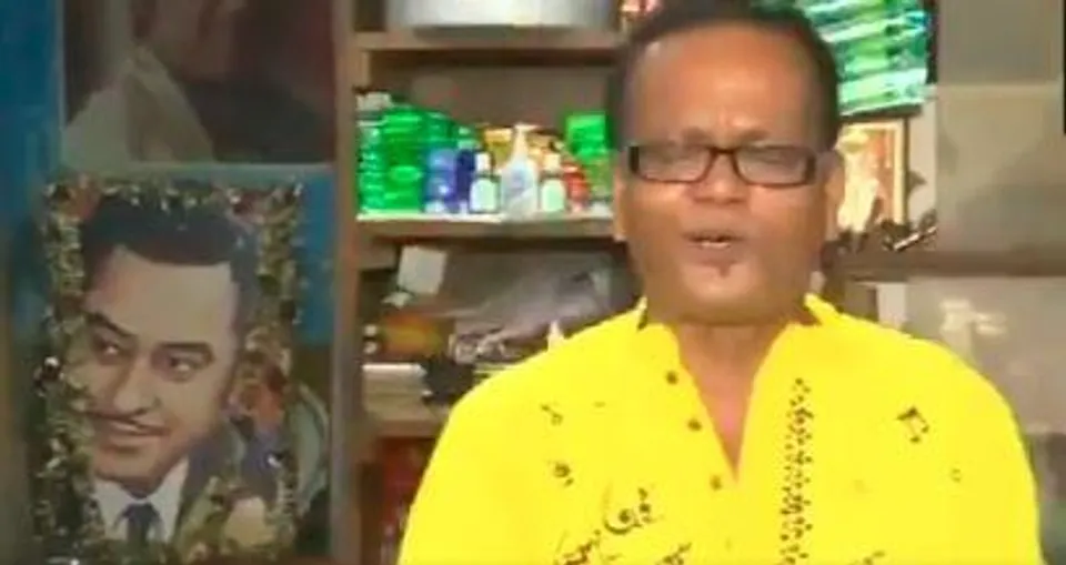 ক্রেতাদের কিশোর কুমারের গান শুনিয়ে ভাইরাল কলকাতার এই চা বিক্রেতা