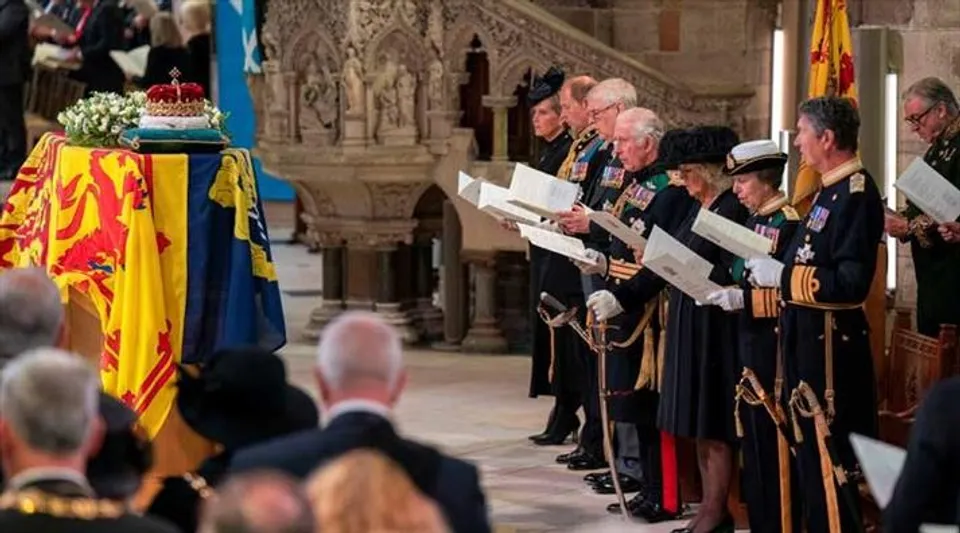 বাসে চড়ে রানির শেষকৃত্যে রাষ্ট্রপ্রধানরা! বিতর্ক তুঙ্গে