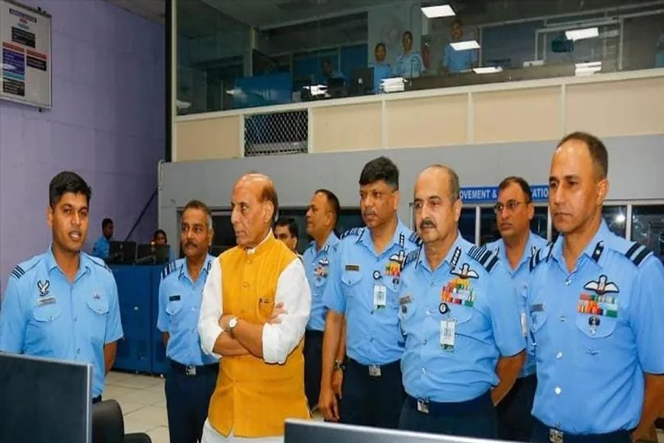 IAF এর প্রিমিয়ার রাডার স্টেশন পরিদর্শন করলেন প্রতিরক্ষা মন্ত্রী