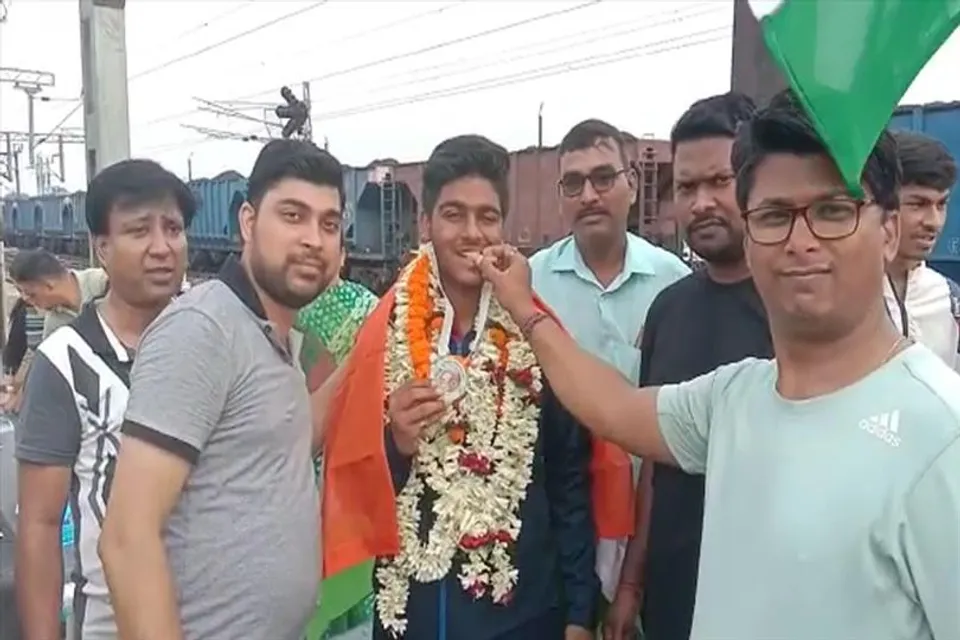 রুপো নিয়ে ফিরল অভিনব, শুনুন অভিনবের বাবার বক্তব্য