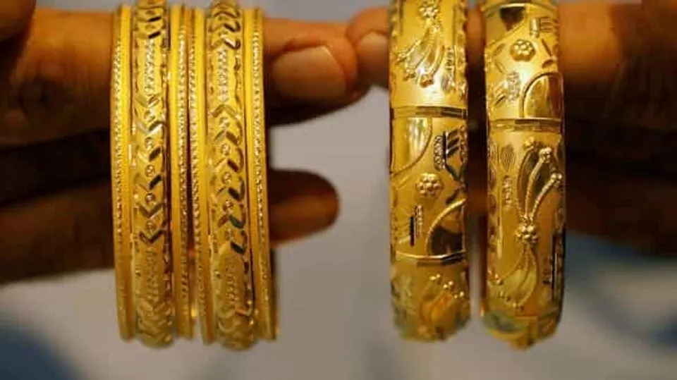 সোনার চেনে কাটল ইঞ্জেকশনের ভয়