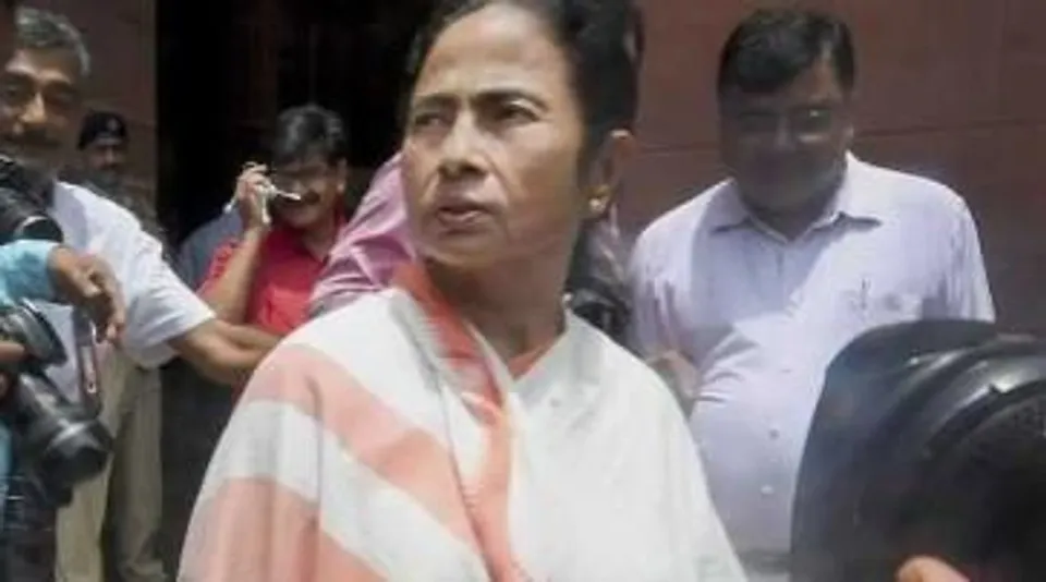 কেন্দ্রকে তোপ দেগে সাংবাদিকদের পাশে থাকার বার্তা মমতার