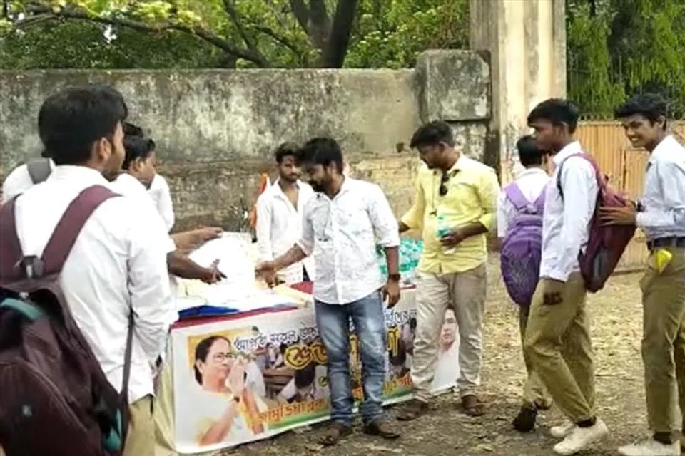 উচ্চমাধ্যমিক পরীক্ষার্থীদের শুভেচ্ছা বিনিময়