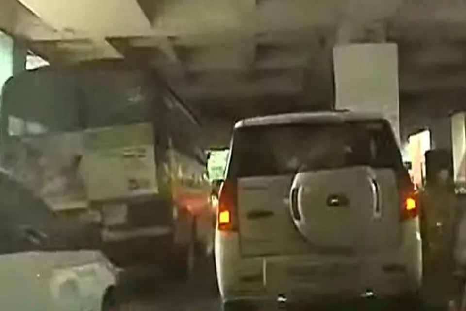 আদালতে নিয়ে যাওয়া হচ্ছে পার্থ অর্পিতাকে