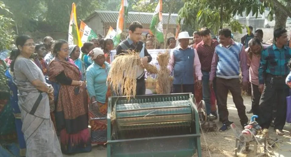 'চলো গ্রামে যাই' কর্মসূচিতে গিয়ে ধান ঝাড়লেন বিধায়ক ডঃ হুমায়ুন কবীর
