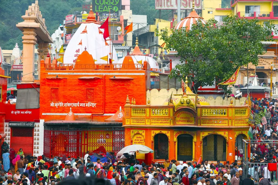 হরিদ্বার মন্দিরের বাইরে গ্রহণ দেখার অপেক্ষায় মানুষ