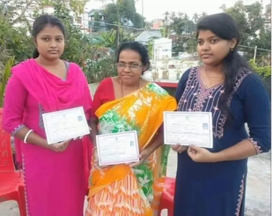 দুই মেয়ের সঙ্গে পরীক্ষায় বসে উত্তীর্ণ হলেন ৫০ ঊর্ধ্ব মা