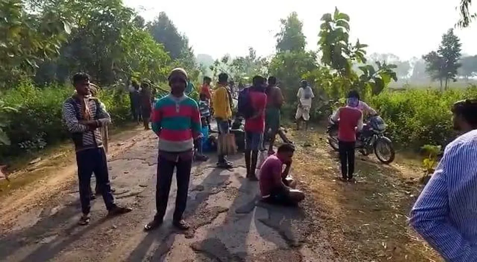 ফের চুরি গেল সোলার সিস্টেম পাম্প, শালবনীতে রাস্তায় গাছ ফেলে অবরোধ কৃষকদের