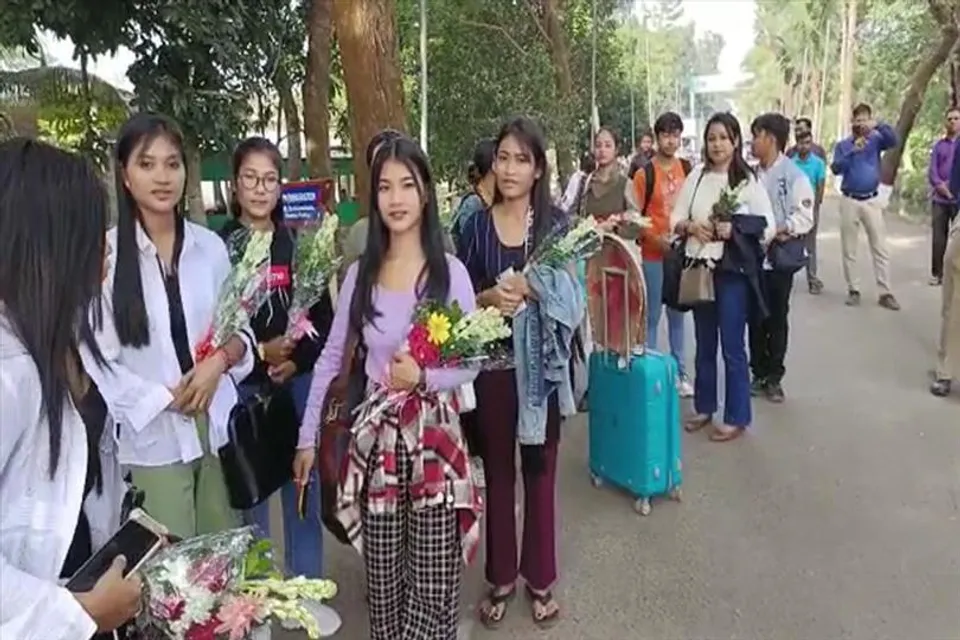 বাংলাদেশে হাজির ভারতের ৩৫ বিধায়ক সহ ৬২ জন