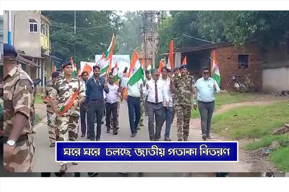 ঘরে ঘরে চলছে জাতীয় পতাকা বিতরণ