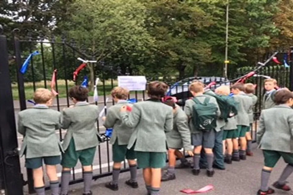 রানীকে শেষ শ্রদ্ধা জানালো একদল খুদে