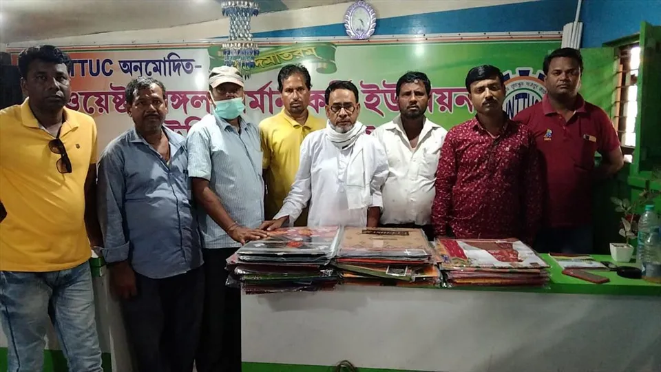 বালিচকে তৃণমূল কর্মীদের উদ্যোগে বস্ত্র বিতরণ