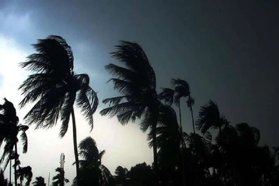 কলকাতায় তেরে আসছে বৃষ্টি, সঙ্গে ঝড়! এখনই বাড়ির ভেতর ঢুকে পড়ুন