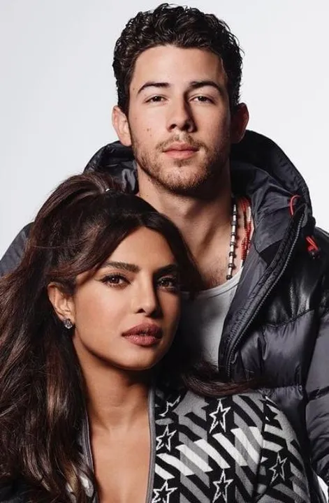 সমুদ্র সৈকতে আবেগপূর্ণ চুম্বন উপভোগে প্রিয়াঙ্কা চোপড়া