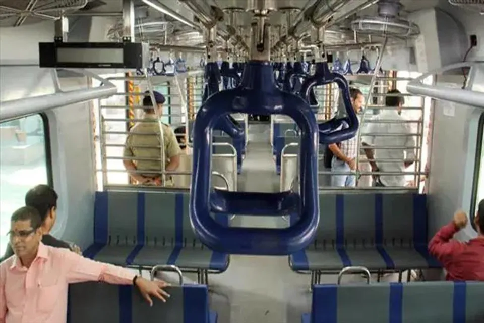 ত্রৈমাসিক পাস আপগ্রেড করলেই সফর করা যাবে এসি লোকাল ট্রেনে