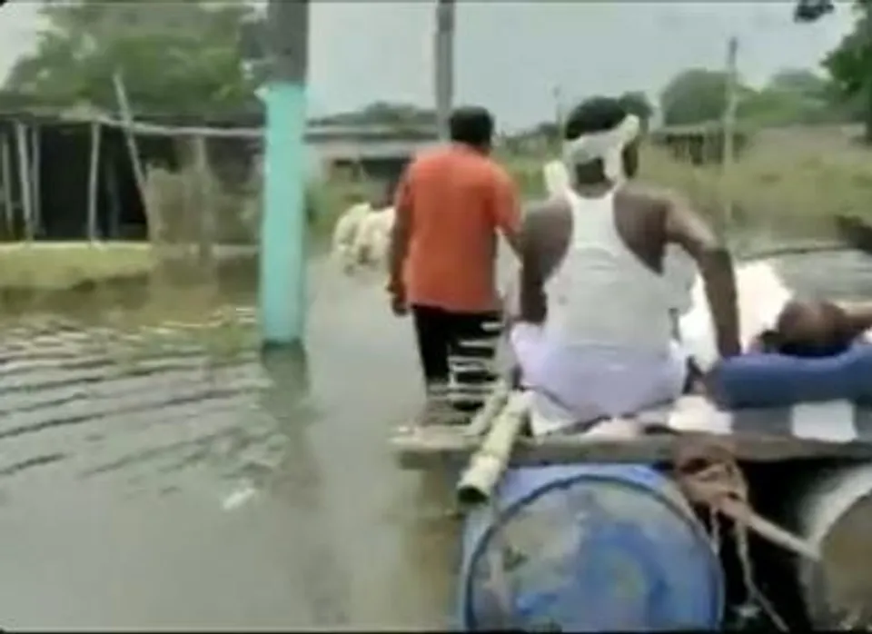 বন্যা প্লাবিত ভাগলপুরে চলনসই নৌকা বানিয়ে রোগীকে হাসাপাতালে পাঠালেন বাসিন্দারা