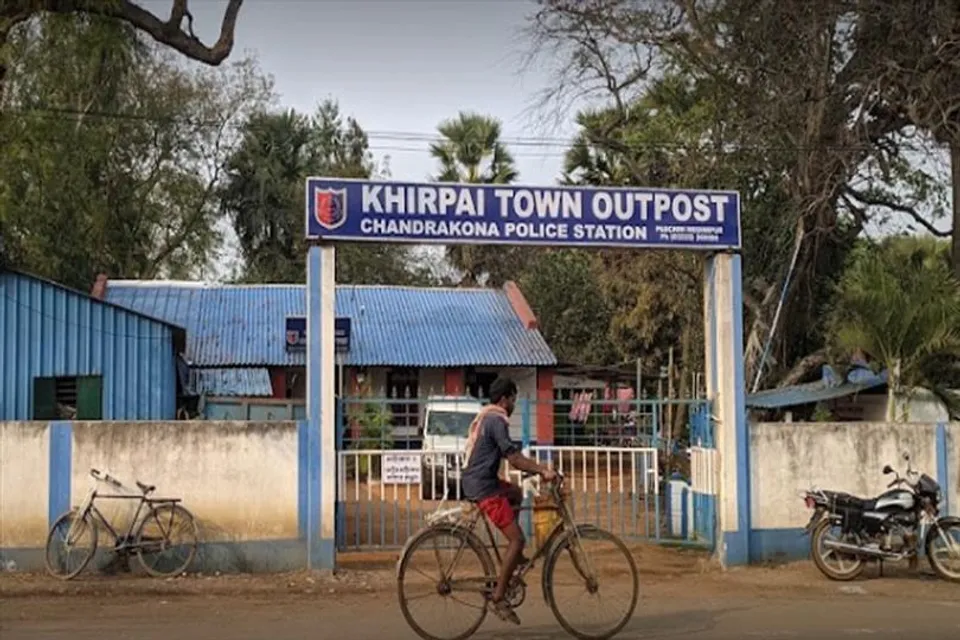 ব্যাগভর্তি সোনা সহ দুজনকে গ্রেফতার করল পুলিশ