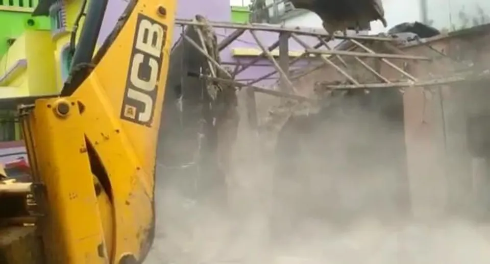 আদালতের নির্দেশে ভেঙে দেওয়া হল বৃদ্ধার বাড়ি, পুনর্বাসনের আশ্বাস ক্ষীরপাই পৌরসভার