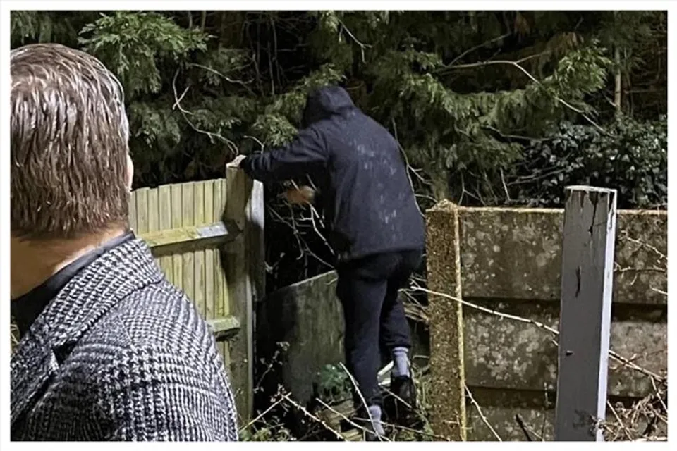 কাঠের বেড়া টপকে পালালেন বেকহ্যাম!