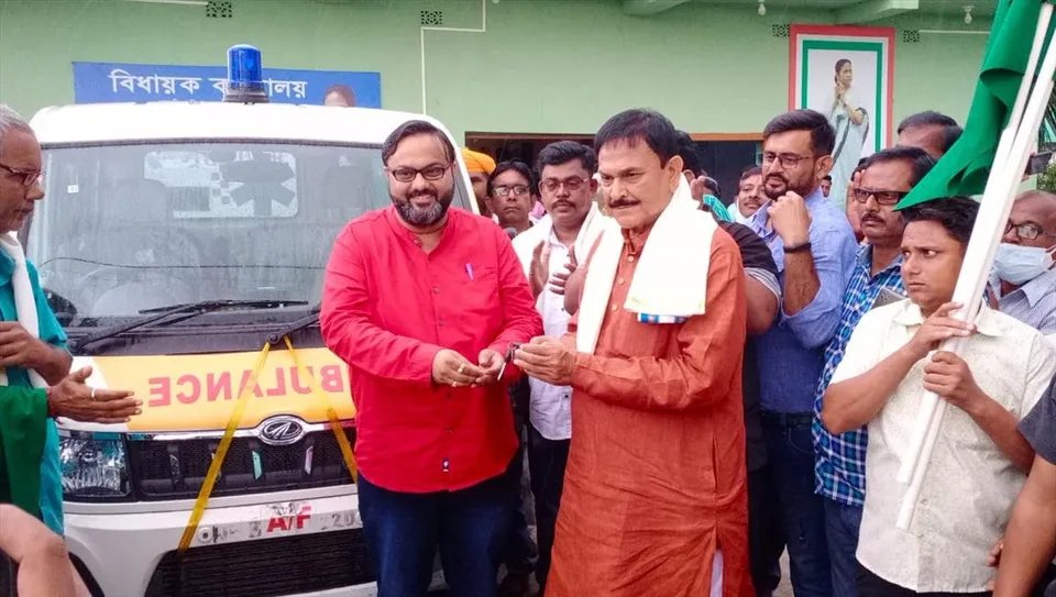 বেসরকারি সংস্থার পক্ষ থেকে জামুড়িয়াবাসীর জন্য অ্যাম্বুলেন্স প্রদান