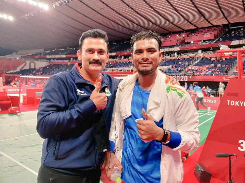 শিক্ষক দিবসে নিজের পদক গুরুকে উৎসর্গ করলেন ব্রোঞ্জজয়ী মনোজ সরকার