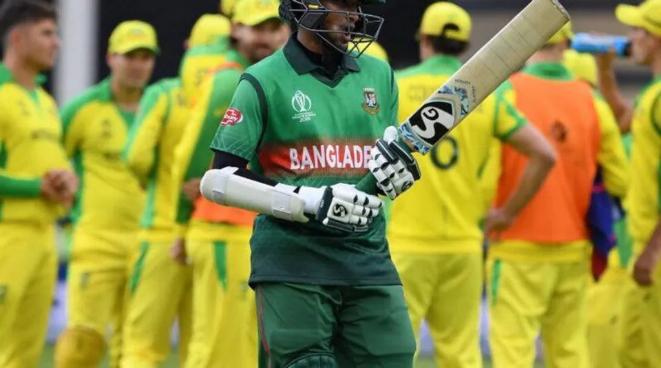 ৩ ওভারে ৩ উইকেট, ম্যাক্সওয়েল ফেরালেন মুশফিকুরকে