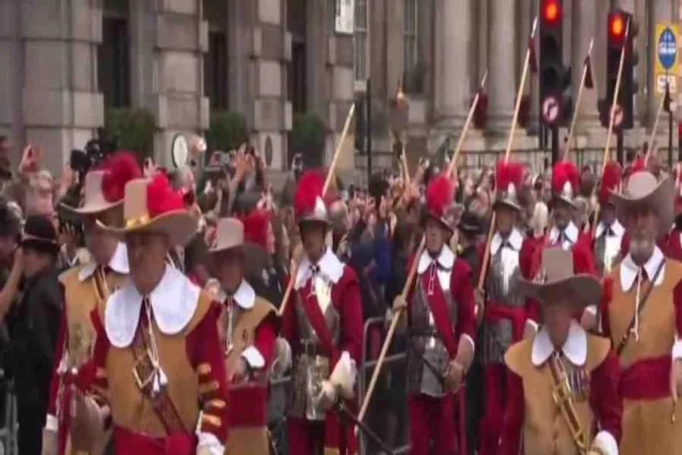 লন্ডনের রাস্তায় চলছে উৎসব, দেখুন ভিডিও