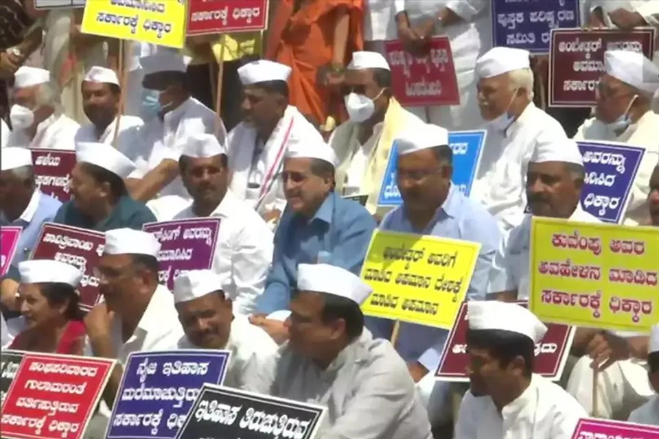 পাঠ্যপুস্তক সংশোধন ইস্যুতে বিজেপি সরকারের বিরুদ্ধে অবস্থান বিক্ষোভে কংগ্রেস