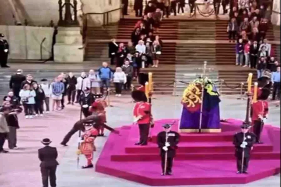 রানীর কফিনের সমানে টাকা ছুড়ে দিয়ে প্রণাম, ভাইরাল ভিডিও