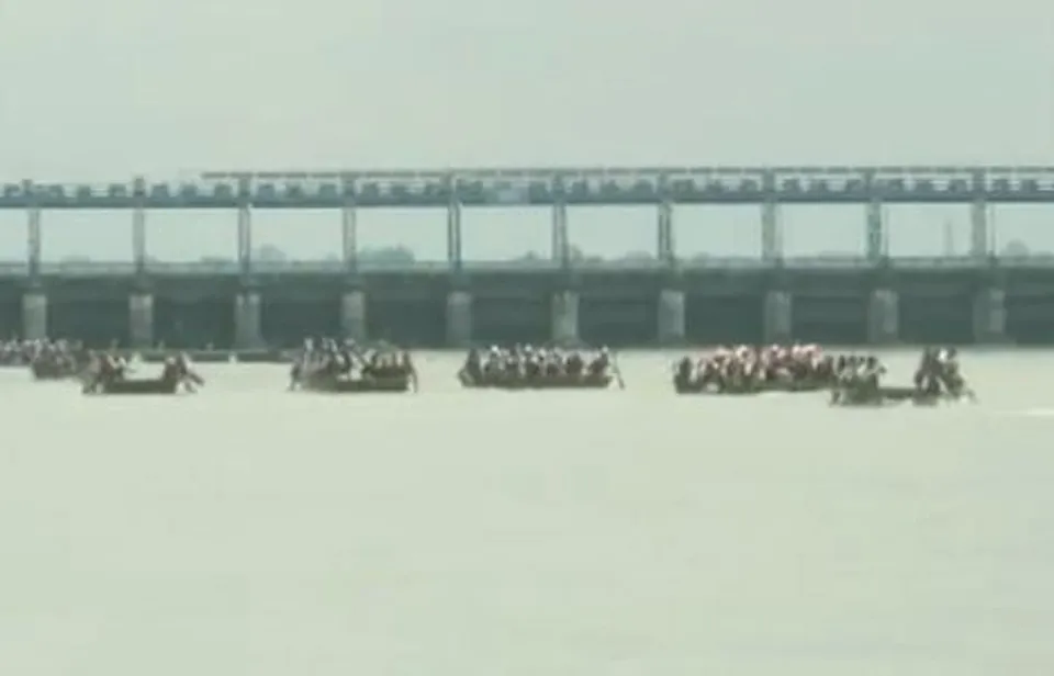 স্বাধীনতার ৭৫ বছর পূর্তি উপলক্ষে গাজলডোবায় নৌকাদৌড় প্রতিযোগিতা