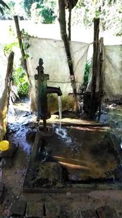 পাম্প না করেই টিউবওয়েল থেকে অনবরত পড়ছে জল