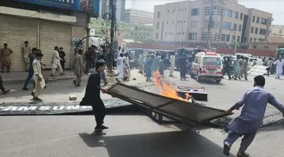 পয়গম্বরকে ‘অসম্মান’! অগ্নিগর্ভ পাকিস্তানের করাচি