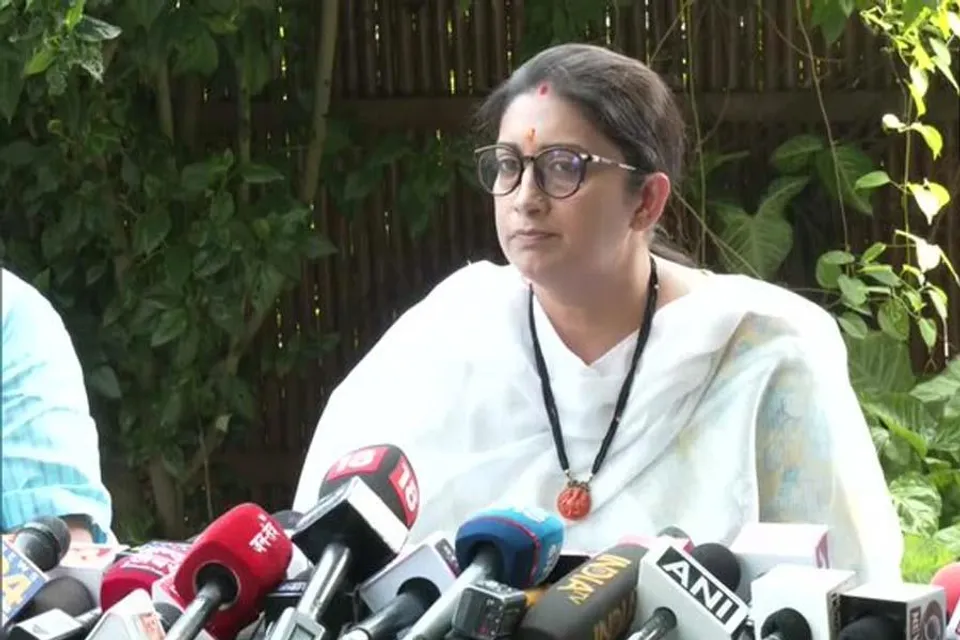 অভিযোগ অস্বীকার করে গান্ধী পরিবারের দিকে আঙুল তুললেন স্মৃতি ইরানি, দেখুন ভিডিও