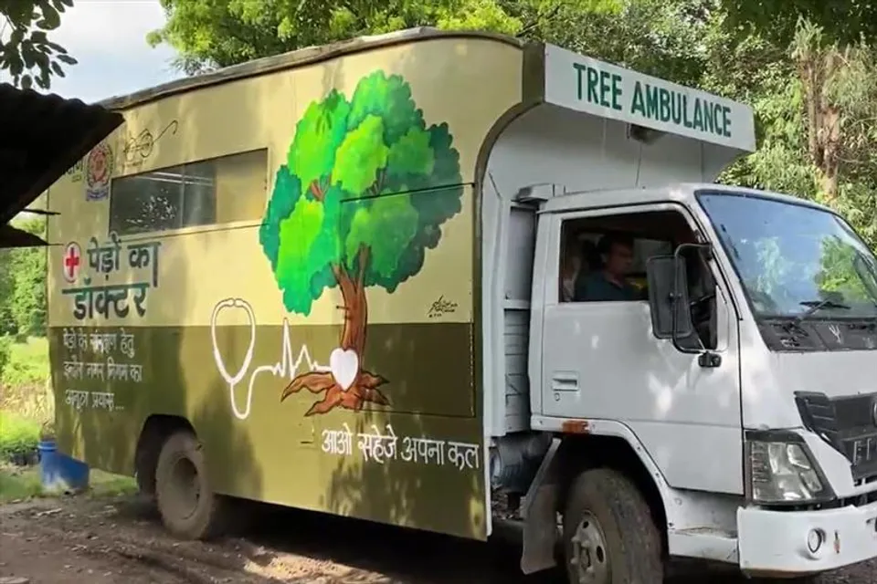 পরিবেশের স্বার্থে 'Tree Ambulance'