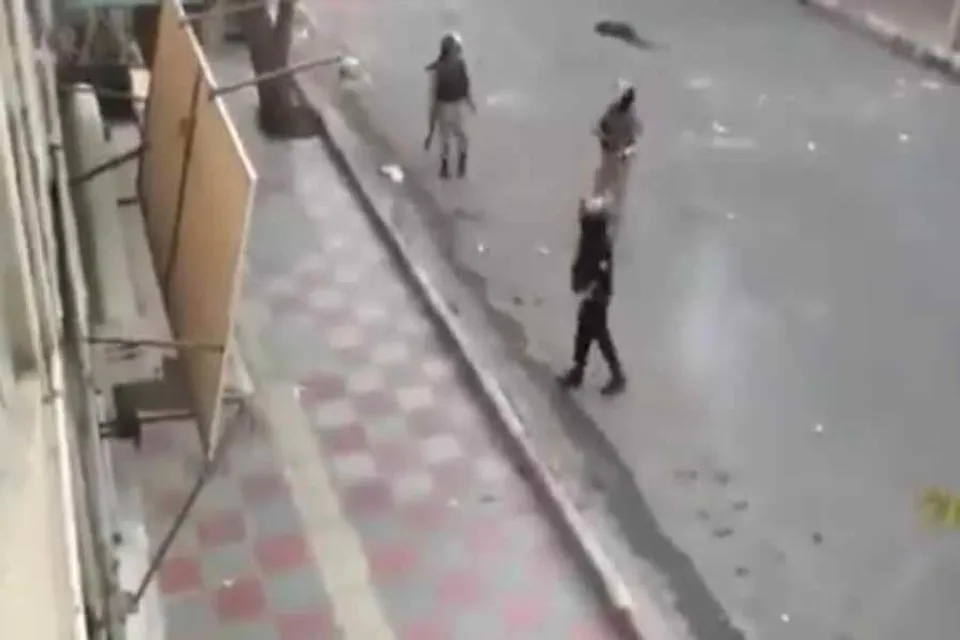 ফের বিক্ষোভকারীদের লক্ষ্য করে গুলি চালালো ইরানের নিরাপত্তা বাহিনী, দেখুন ভিডিও