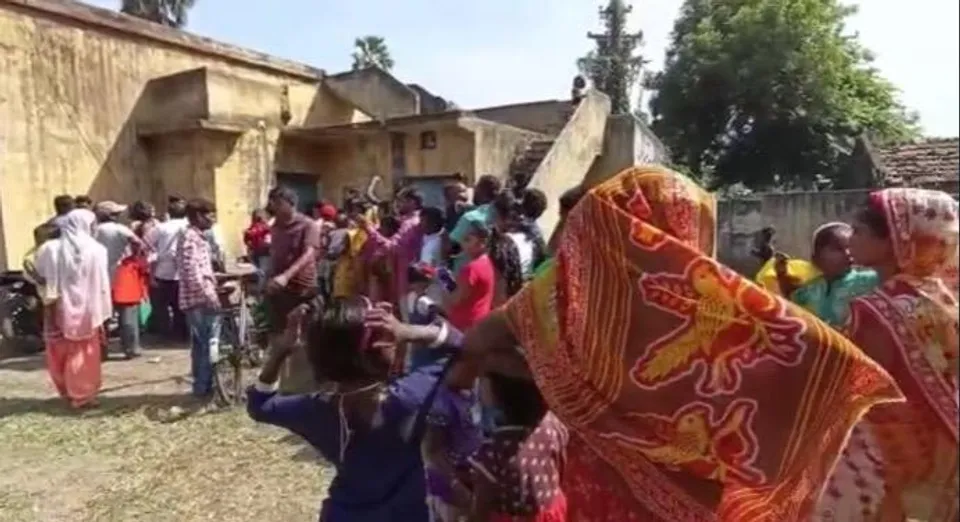 বাচ্চাদের আধার কার্ড করাতে এসে বিভ্রান্তিতে অভিভাবকরা