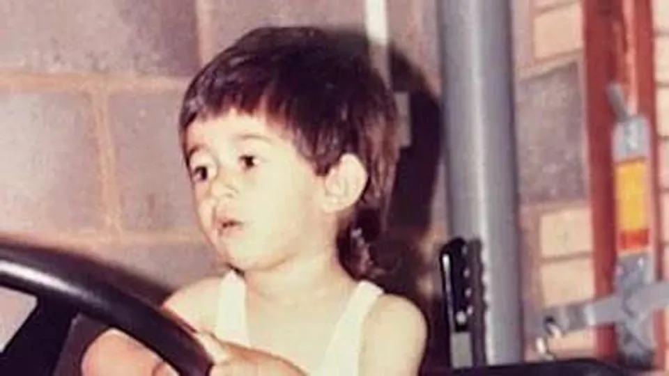 এটি কোন বলিউড তারকার শৈশবের ছবি জানেন?