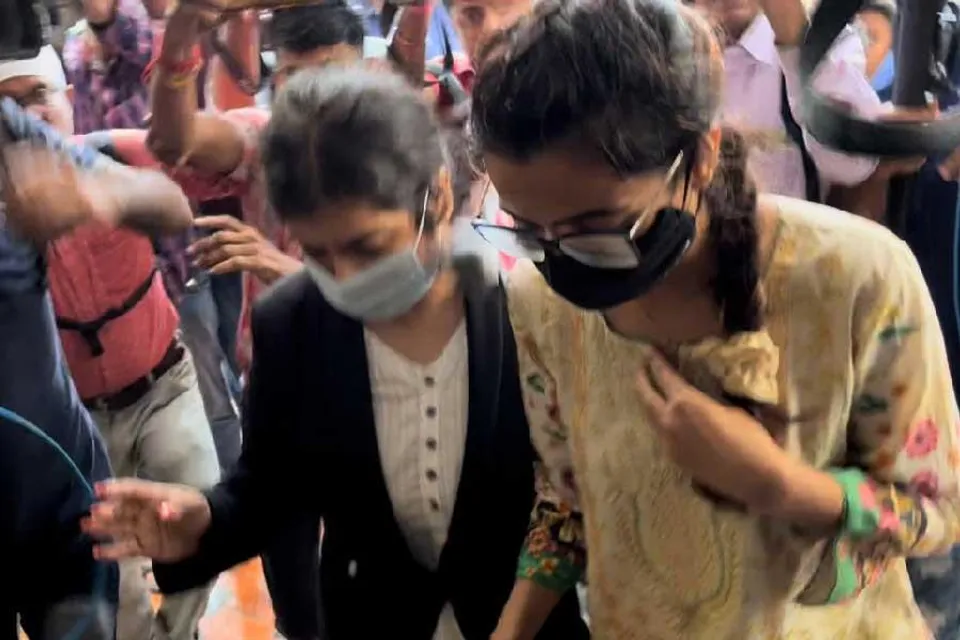 বিদেশে যেতে চেয়ে করা মামলা প্রত্যাহার করলেন মেনকা