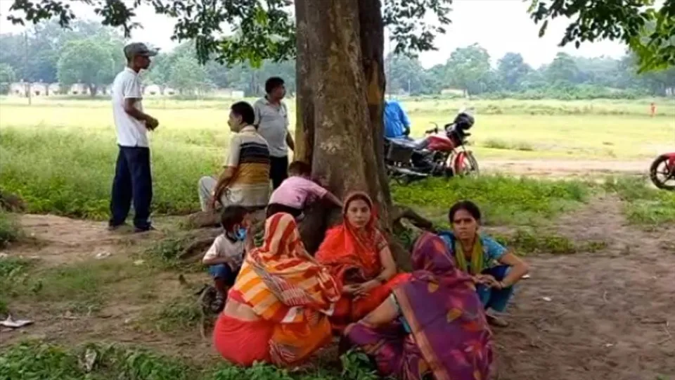 কোলিয়ারির অগ্নিকাণ্ডের ঘটনায় গাছের তলায় রাত কাটছে স্থানীয়দের