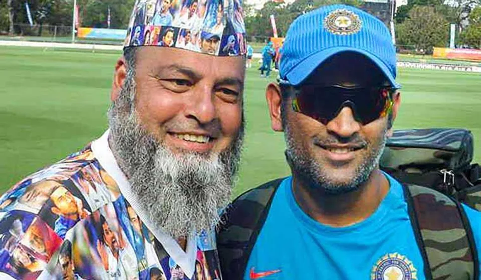 ধোনির টানে মাঠে বসির চাচা