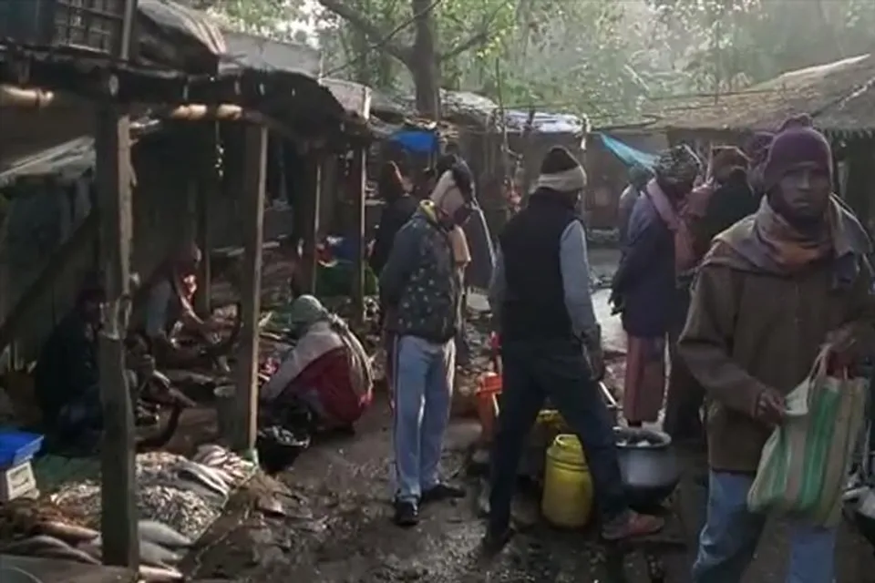 অসচেতনতার ছবি  মাছের বাজারে