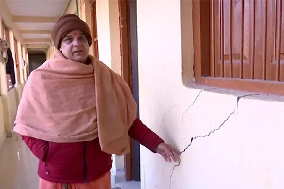 ফাটলের হাত থেকে রেহাই পেল না জ্যোতিরমঠও